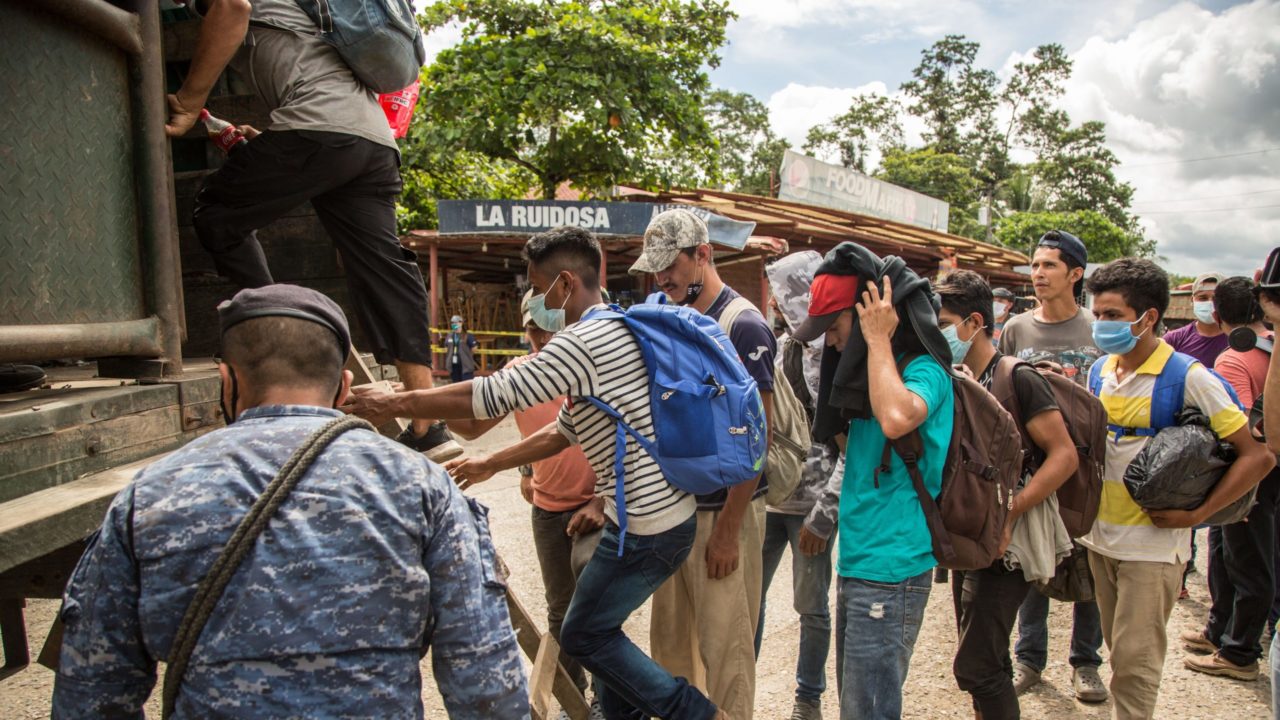 Autoridades mexicanas hallan 128 migrantes indocumentados ocultos en un camión