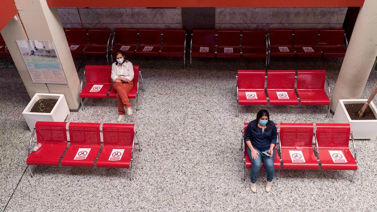 Así se esparce la Covid-19 en una sala de espera de hospital, según un estudio italiano