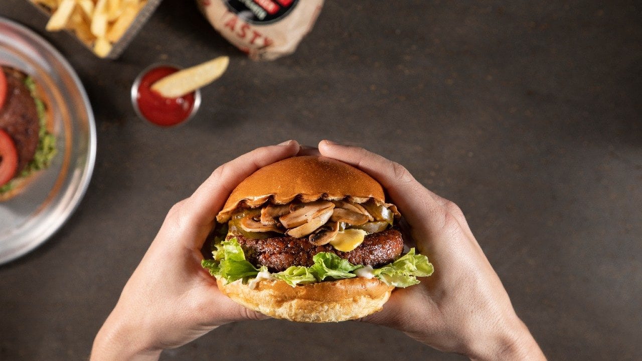 Hamburguesa vegetal de Nestlé llega a los restaurantes de CMR y hoteles Hilton