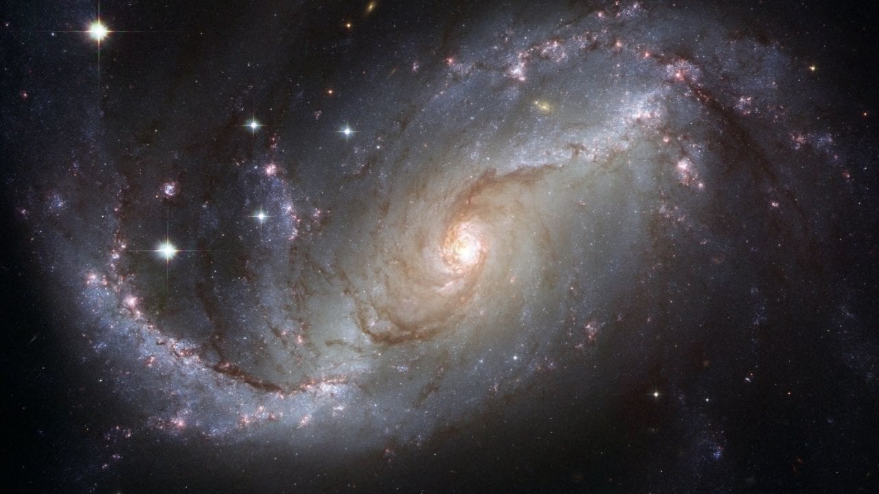 Identifican rara clase de galaxia que emite rayos gamma