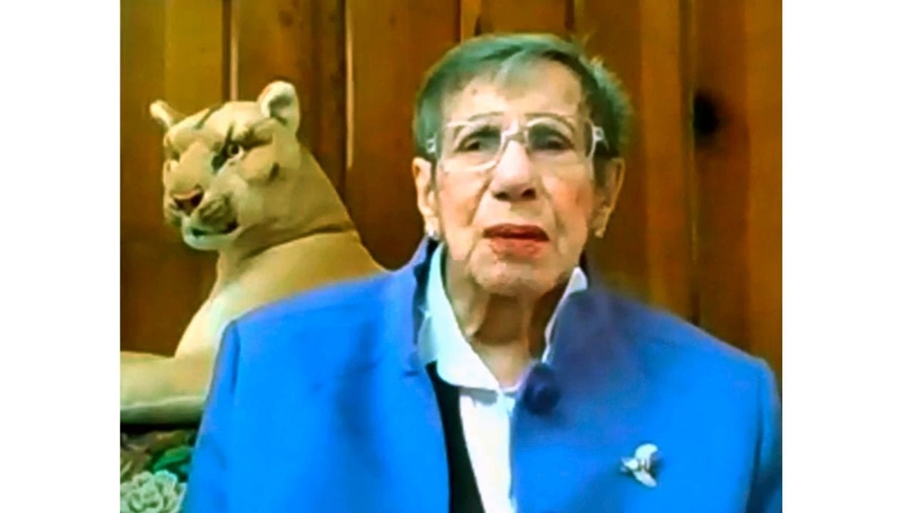 UNAM rinde homenaje a profesora de 100 años de edad
