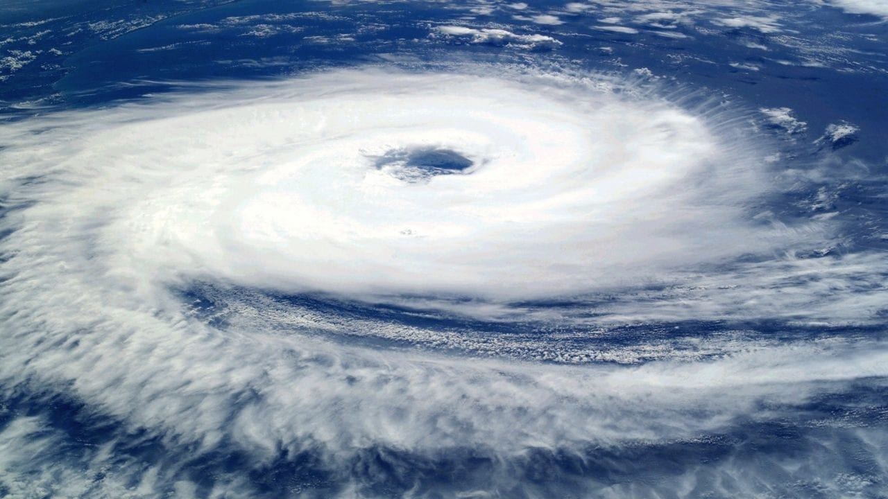 Cancún declara alerta roja por huracán Delta; evacuan a turistas