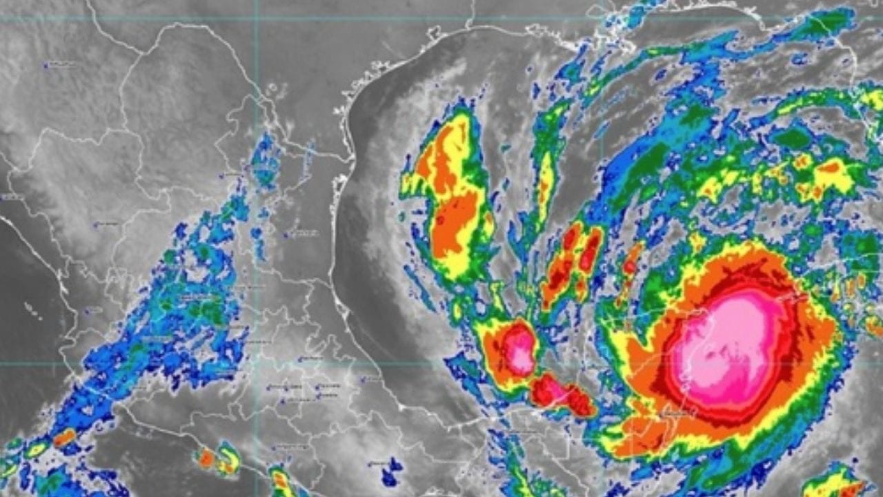 Huracán Delta toca tierra en península de Yucatán debilitado a categoría 2