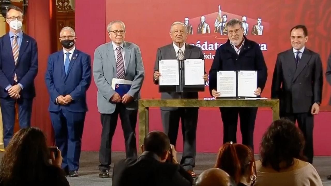 AMLO firma acuerdo con la ONU para compra de medicinas en el extranjero