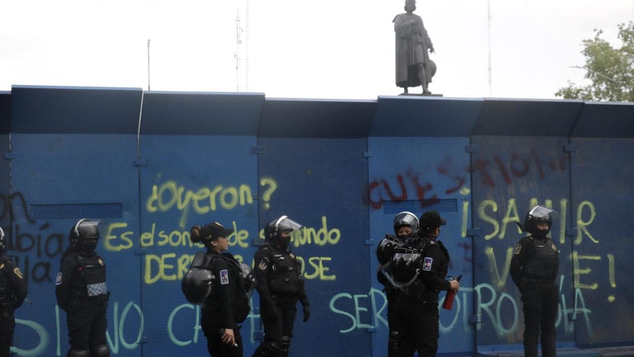 Retiran estatua de Colón antes de tradicional protesta anual en la CDMX