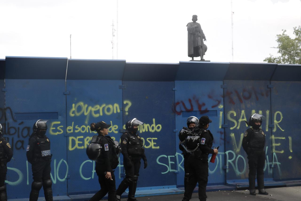 Retiran estatua de Colón antes de tradicional protesta anual en la CDMX