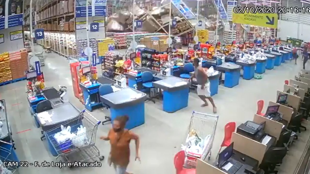 Un muerto y 8 heridos por caída de anaqueles en supermercado en Brasil