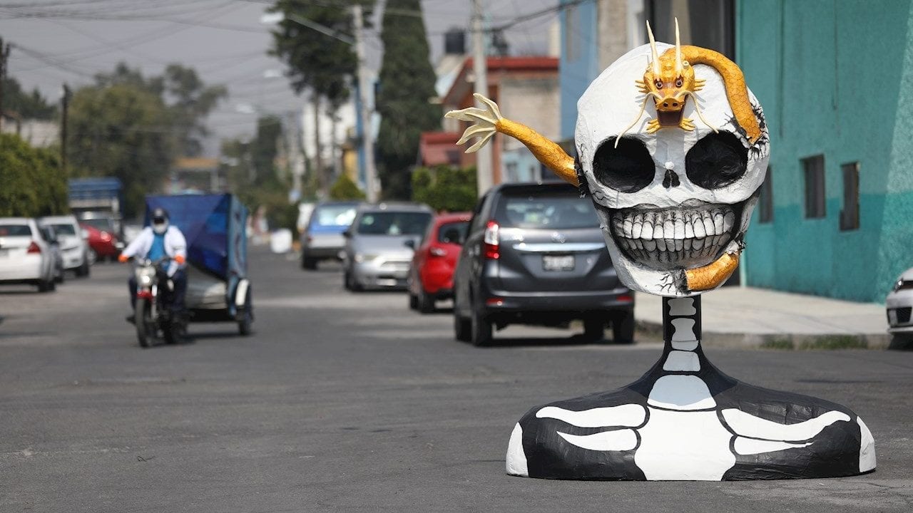 Ante cierre de panteones, esculturas de calaveras ‘toman’ calle de Tláhuac