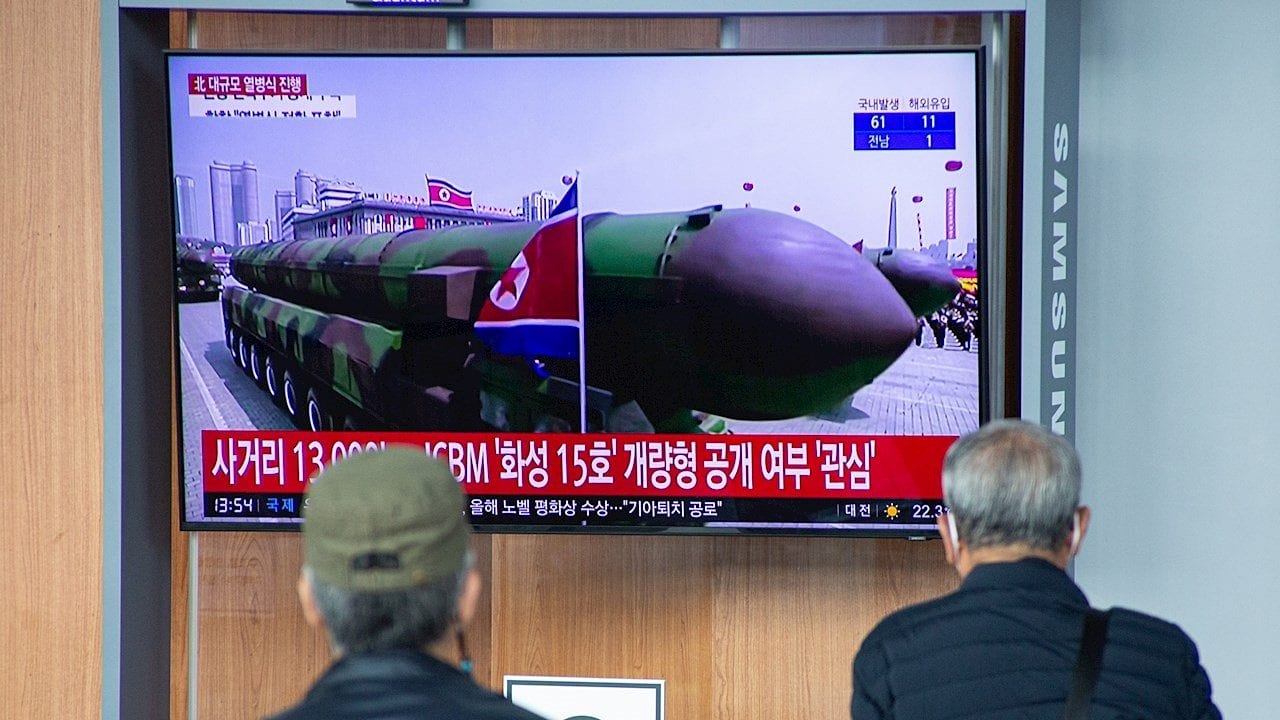 Corea del Norte exhibe poderío militar con nuevo y mayor misil intercontinental