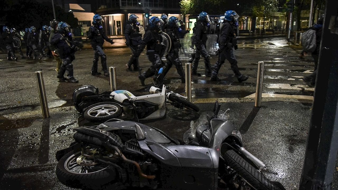 Protestas y enfrentamientos en varias ciudades de Italia contra los cierres