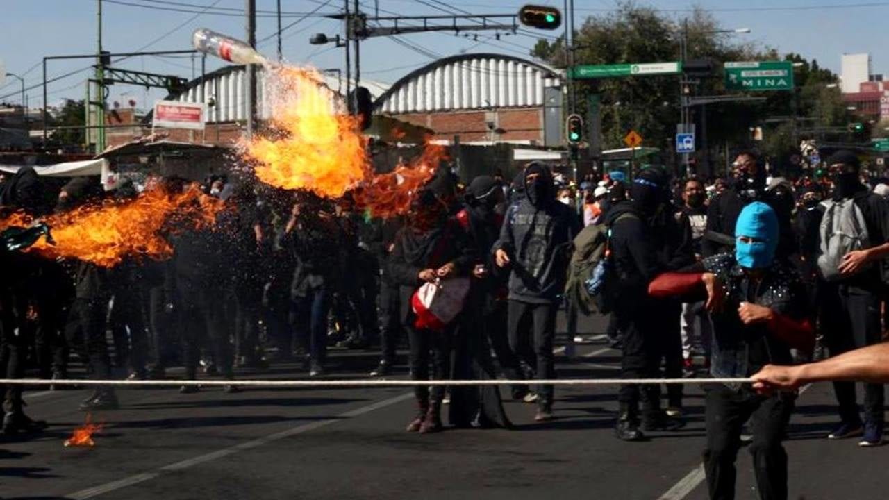 Encapuchados hacen su marcha por el 2 de octubre; se registran enfrentamientos