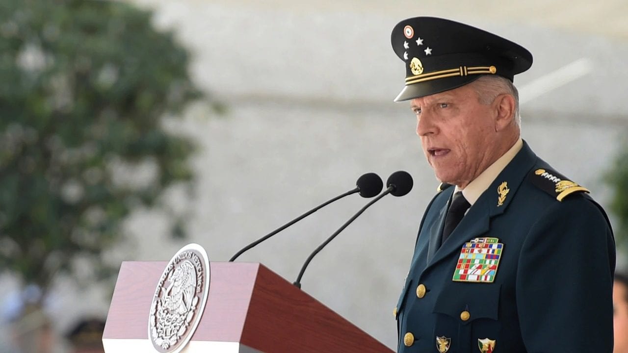 Cienfuegos permanecerá detenido en EU por cargos de tráfico de drogas