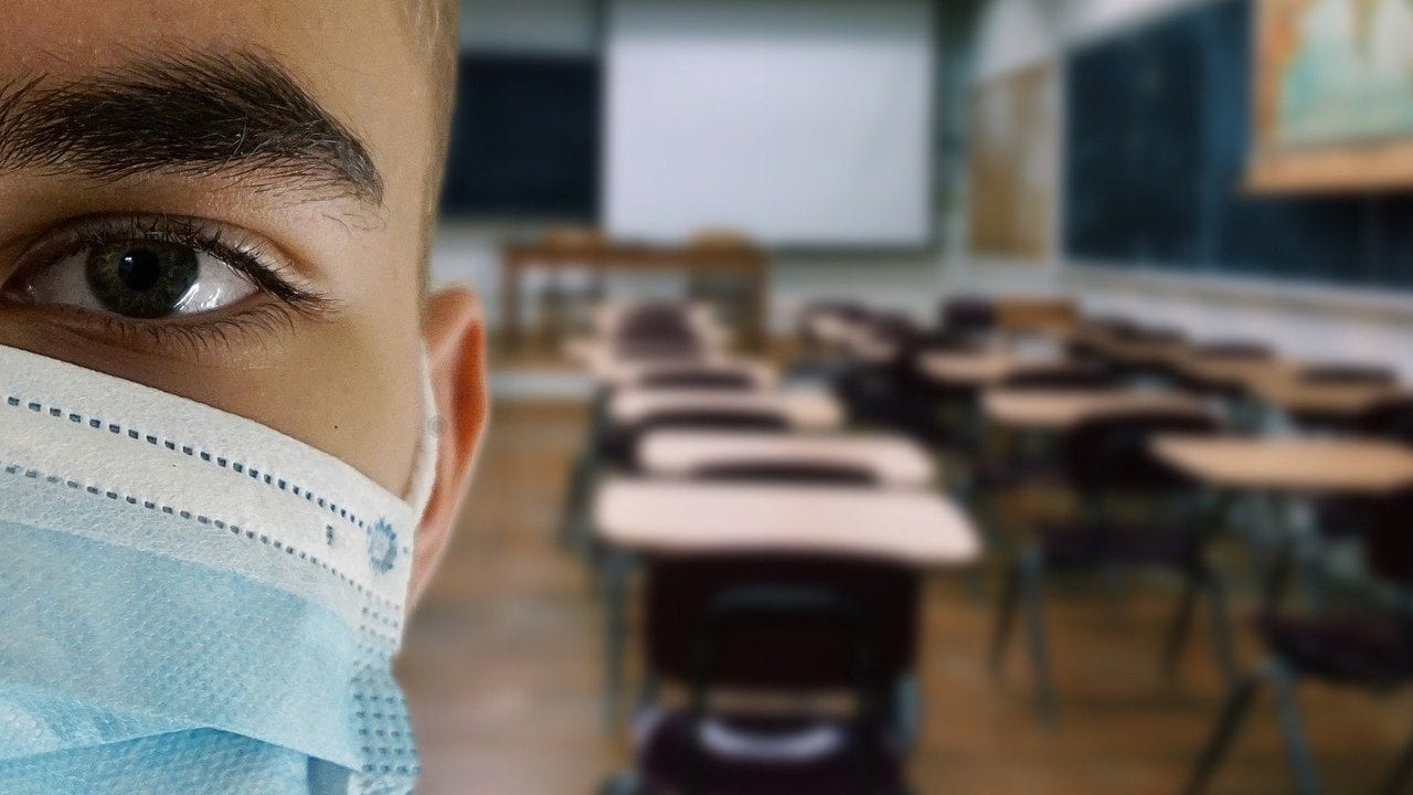 Estudios: ventanas abiertas y pantallas entre mesas frenan al Covid-19 en aulas