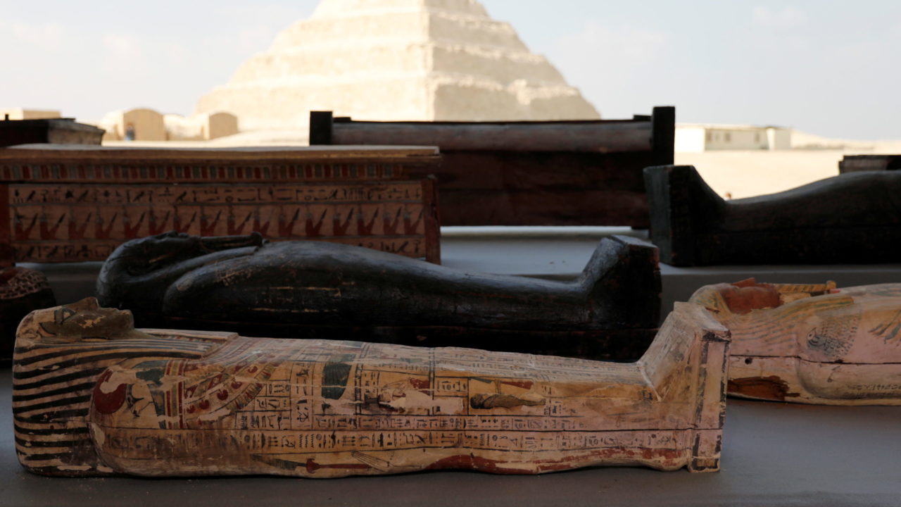 Egipto presenta una centena de ataúdes de 2,500 años de antigüedad