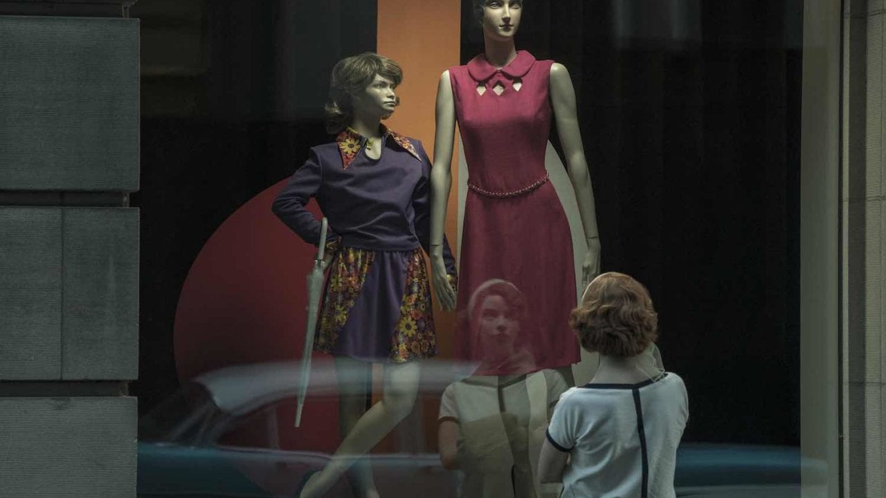 Conoce la exposición virtual de Netflix sobre el vestuario de ‘The Crown’ y ‘Gambito de dama’
