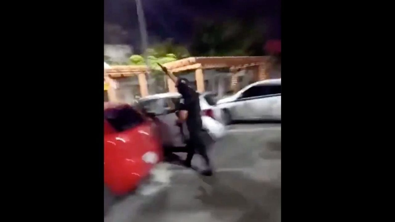Policías dispersan a balazos protesta en Cancún por feminicidio; hay heridos