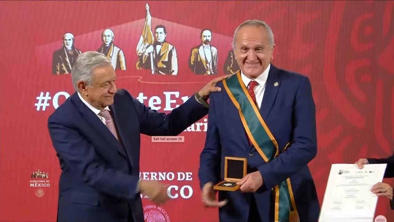 AMLO condecora a Jesús Seade por su participación en el T-MEC