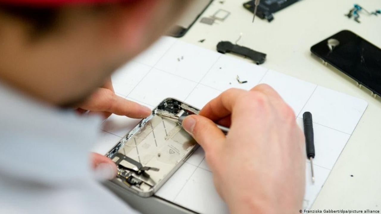 No a la chatarra electrónica: el derecho a reparar tu celular