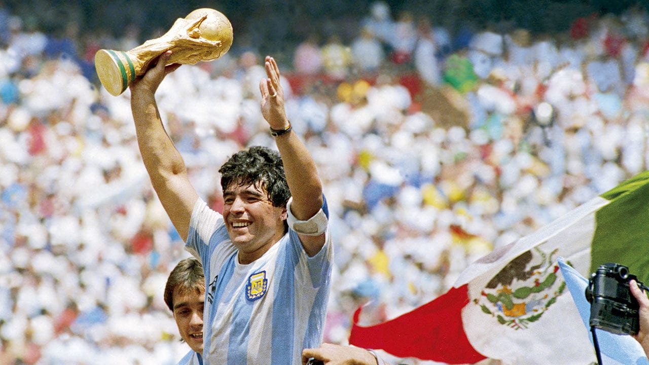 Herederos de Maradona acuden a la Justicia francesa para que no se subaste el Balón de Oro de México 86
