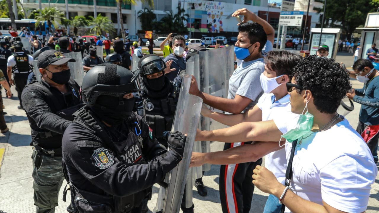 Protestan por cierre de gimnasios en Acapulco y se enfrentan con la policía