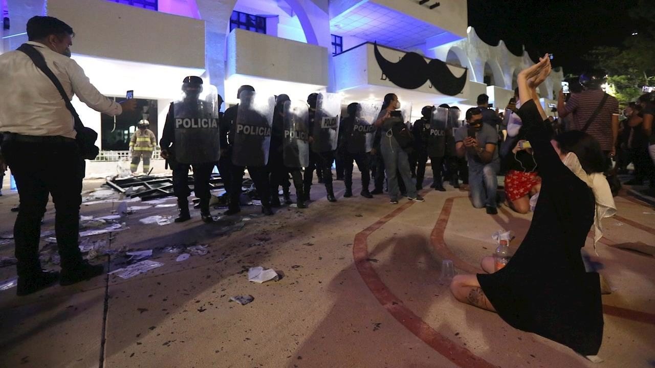 CNDH pide investigación objetiva ante represión policial de feministas en Cancún