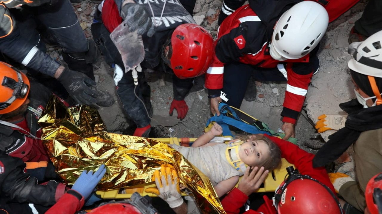 Niña es rescatada de los escombros más de 90 horas después del terremoto en Turquía