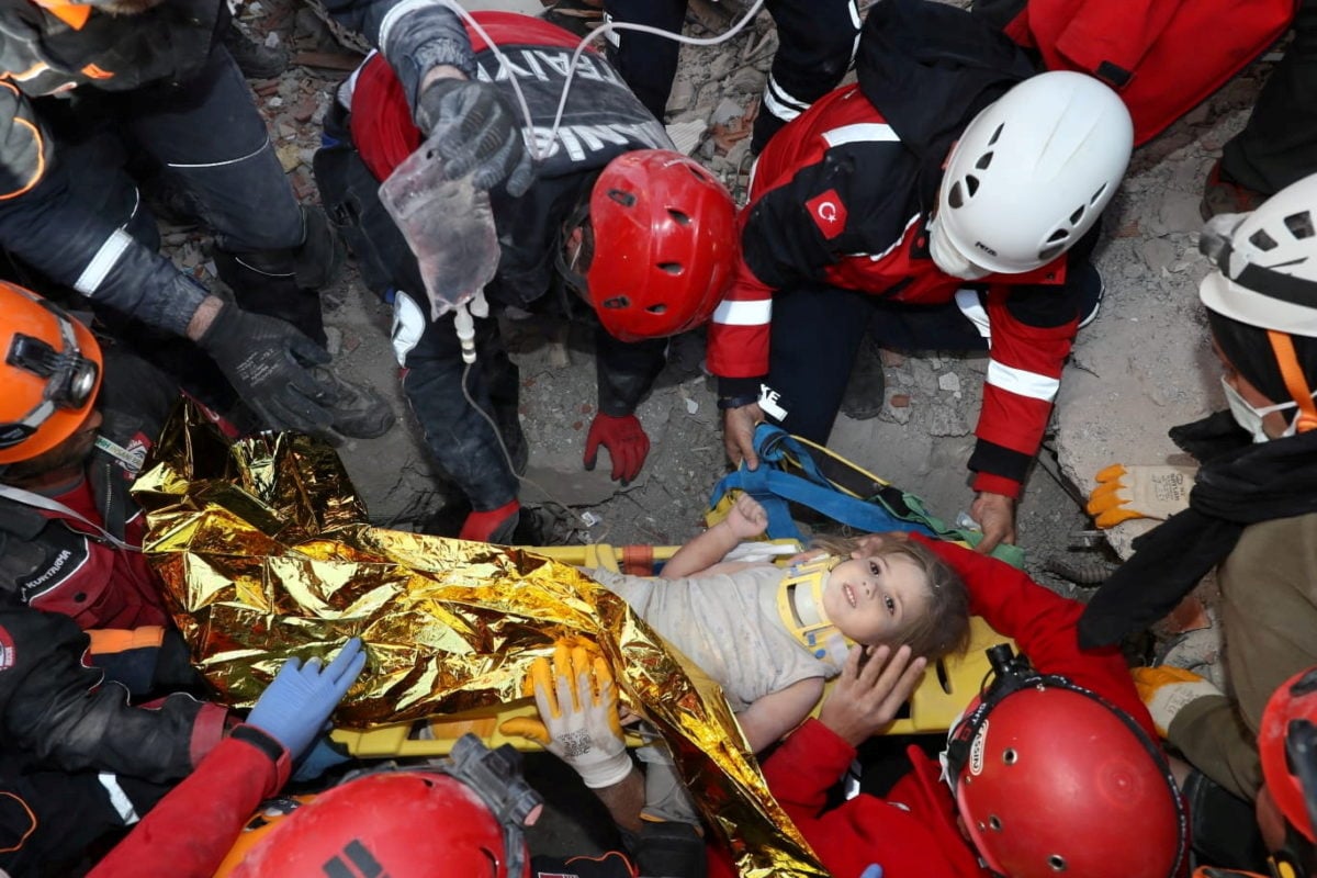 Niña es rescatada de los escombros más de 90 horas después del terremoto en Turquía