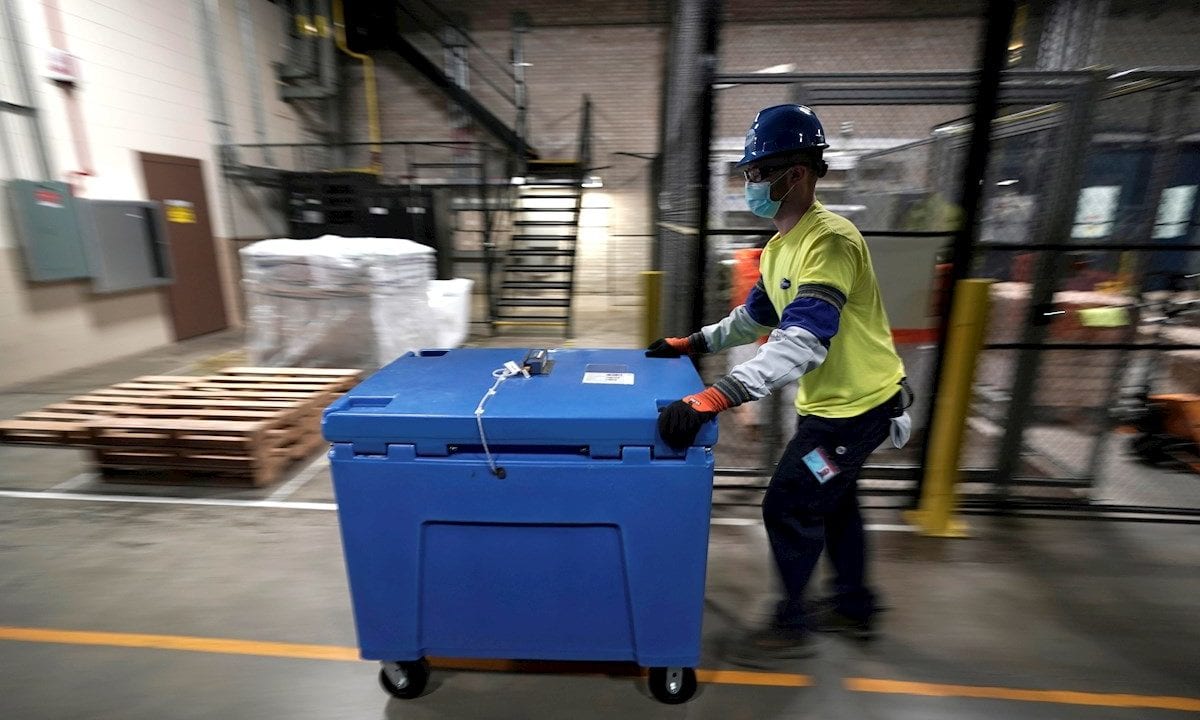 Primeros camiones comienzan a distribuir la vacuna de Pfizer en EU