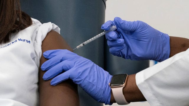Sandra Lindsay, enfermera del Centro Médico Judío de Long Island, es inoculada con la vacuna contra la enfermedad del coronavirus (COVID-19) por la Dra. Michelle Chester de Northwell Health en el Centro Médico Judío de Long Island en New Hyde Park, Nu