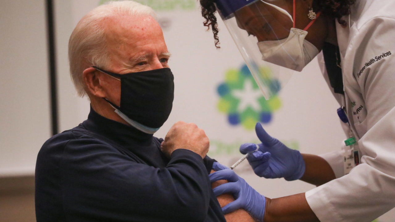 Joe Biden y su esposa se vacunan contra la Covid-19