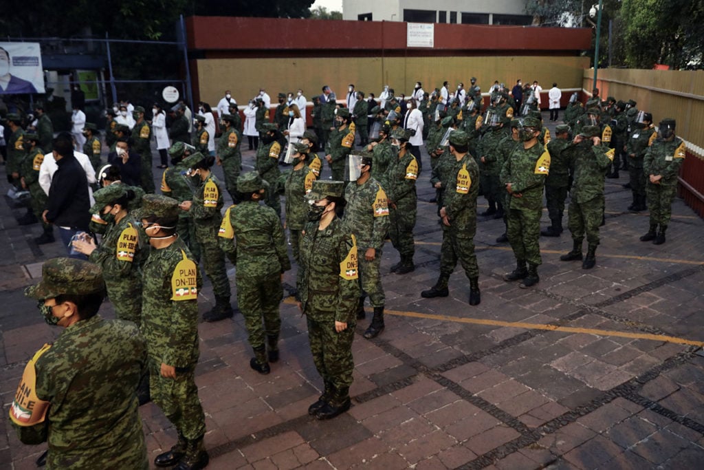Vacuna Military medical personnel stand as they wait to receive the first of two injections with a dose of the Pfizer/BioNtech COVID-19 vaccine at General Hospital, in Mexico City