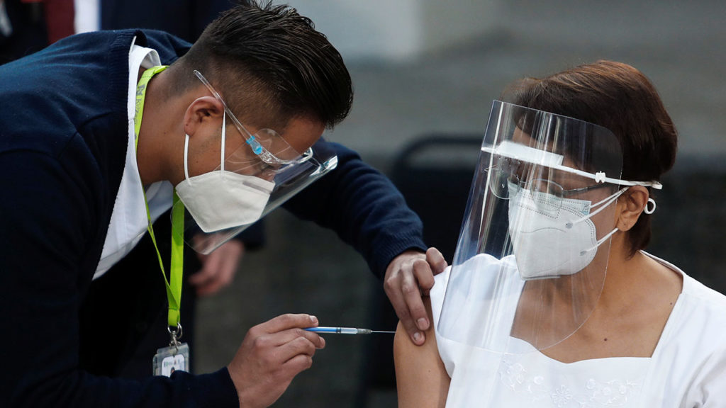 Vacuna Maria Irene Ramirez receives the first injection with a dose of the Pfizer/BioNtech COVID-19 vaccine at General Hospital, in Mexico City