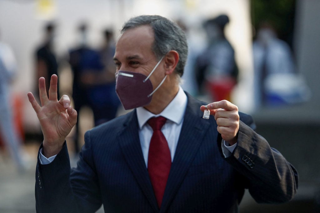 Vacuna Mexico's deputy Health Minister Hugo Lopez-Gatell gestures as he shows a dose of the Pfizer/BioNtech COVID-19 vaccine at General Hospital, in Mexico City