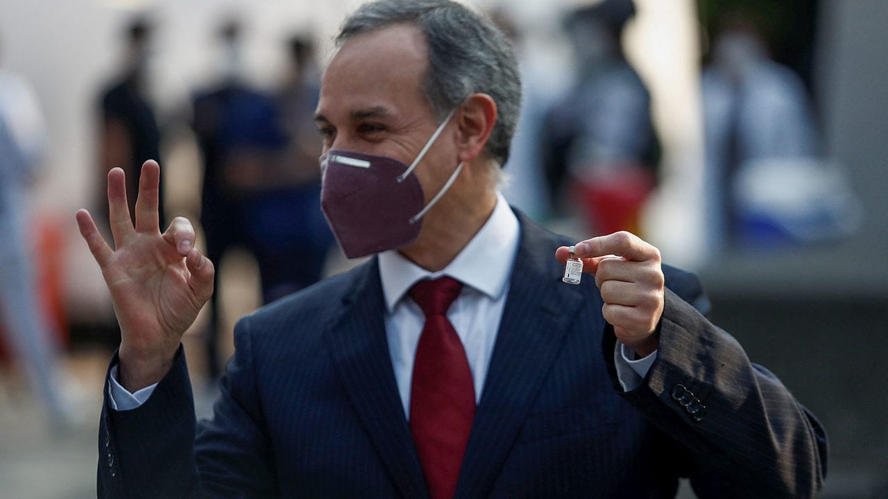 López-Gatell visita Argentina para evaluar compra de vacuna rusa