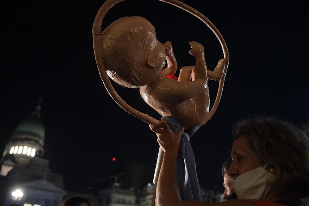 Argentina ley aborto legalizes abortion: Pro-life people laments outside the Congress
