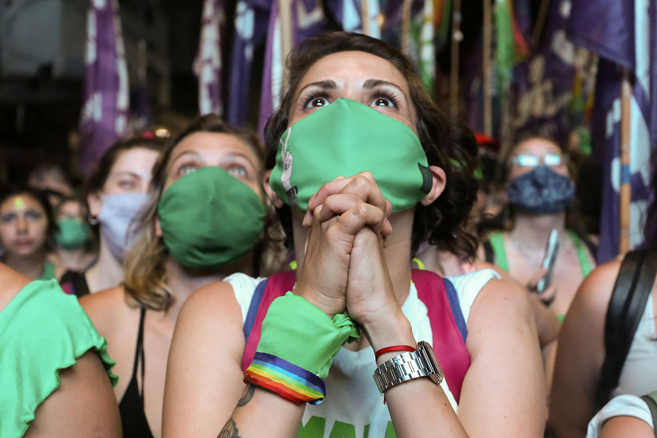Manifestantes esperan el resultado de la votación del proyecto para legalizar el aborto en las afueras del Congreso, en Buenos Aires