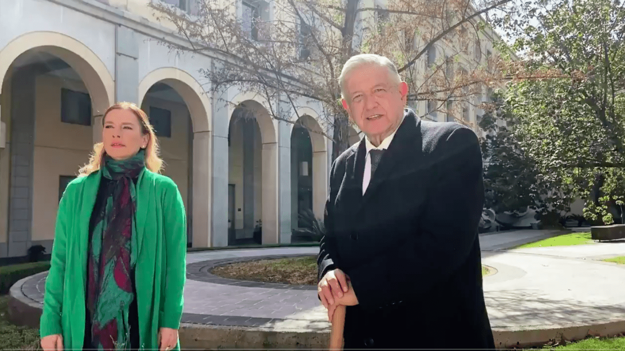AMLO planta ahuehuete en honor a víctimas del Covid-19; pide confianza en el porvenir