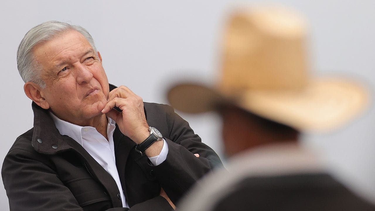 Reforma eléctrica y confrontación con la prensa  pegan a popularidad de AMLO