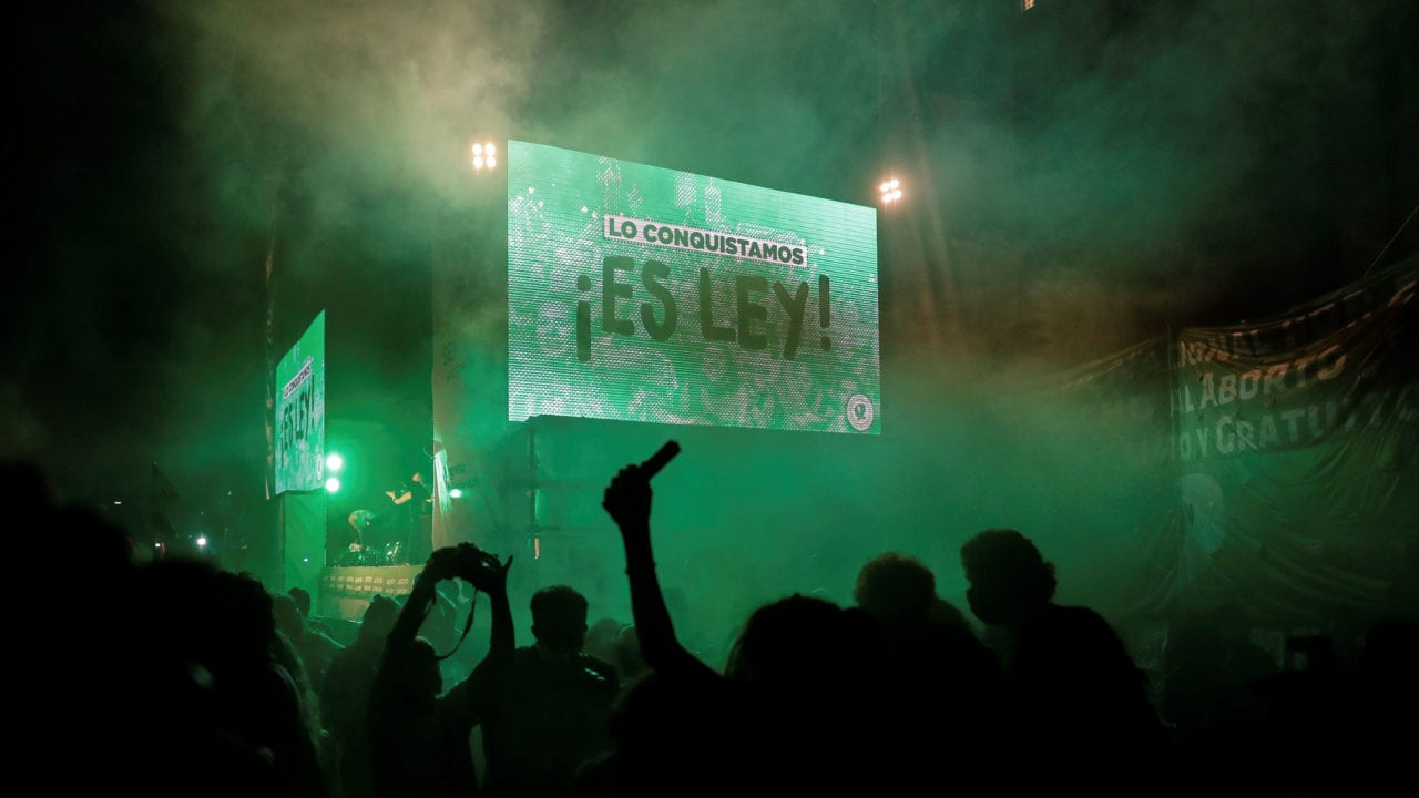 Congreso argentino convierte en ley proyecto que legaliza el aborto