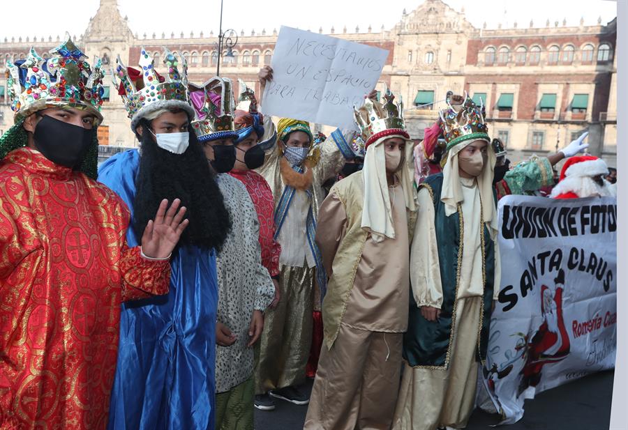 ‘Reyes Magos’ y ‘Santas’ protestan en CDMX para que los dejen trabajar