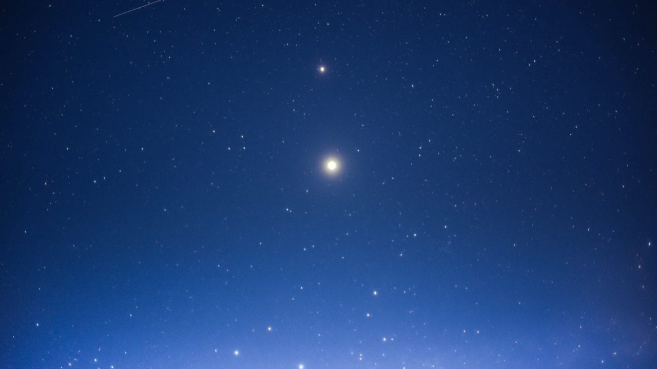 Astrónomos detectan una enana blanca que crea una onda de choque colorida