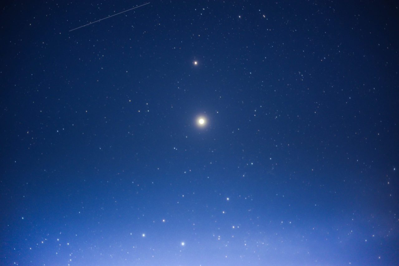 Astrónomos detectan una enana blanca que crea una onda de choque colorida