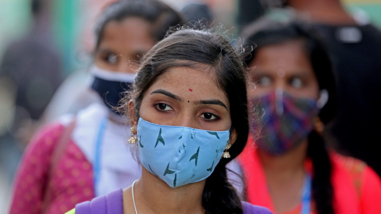 Miles de personas acuden al Taj Mahal pese al coronavirus