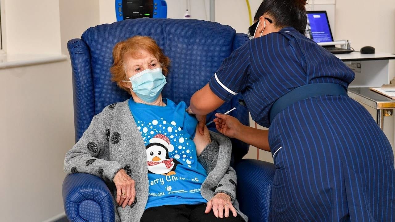 ‘Día V’ en Reino Unido: una mujer de 90 años, la primera en recibir la vacuna contra Covid-19