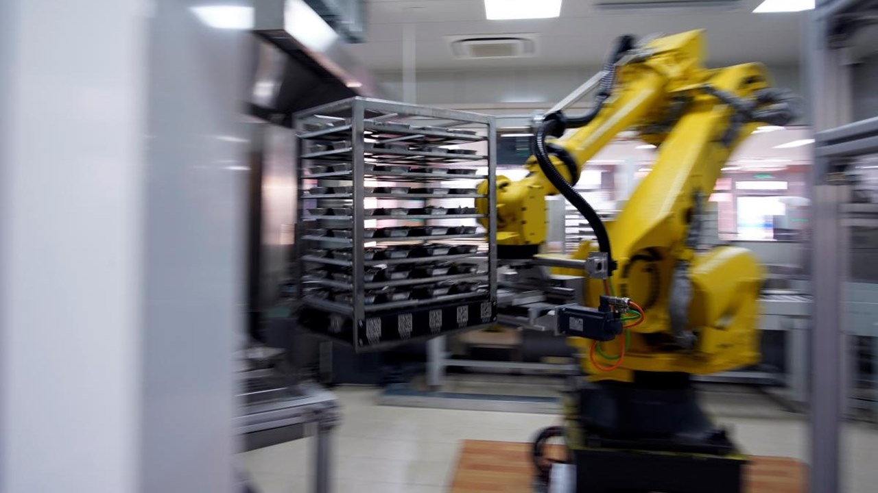 Chef robot sirve comidas en escuelas chinas para bajar riesgo de Covid-19
