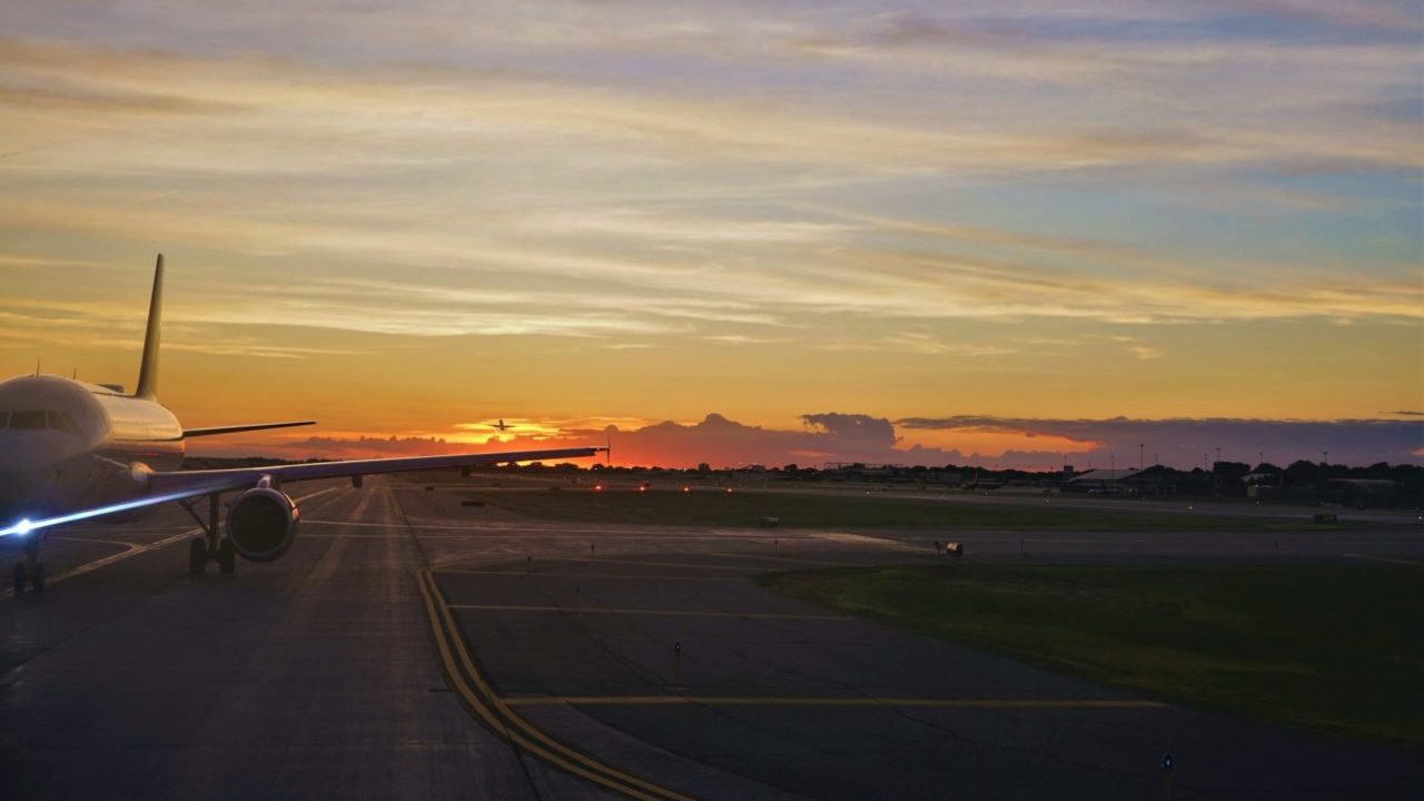 Tips para viajar en avión de manera segura durante temporada navideña