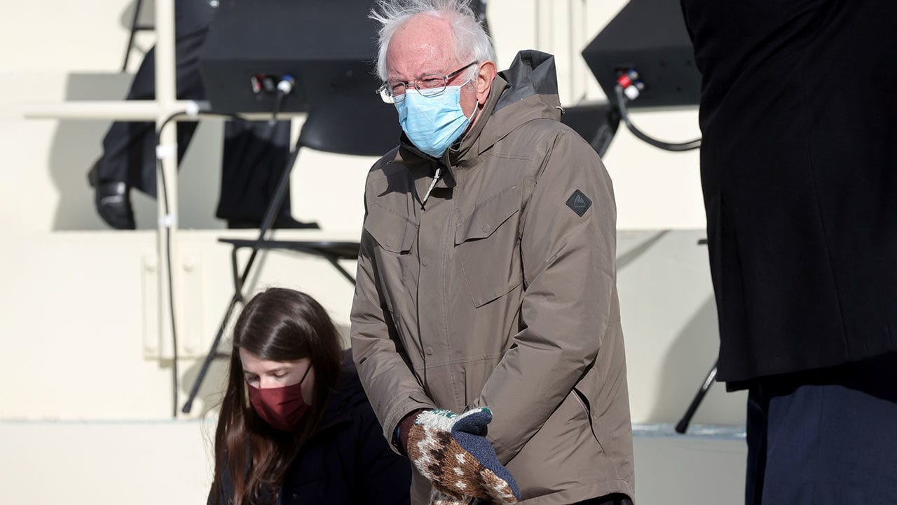 Atuendos de Bernie Sanders y Michelle Obama en investidura de Biden roban la atención en Twitter
