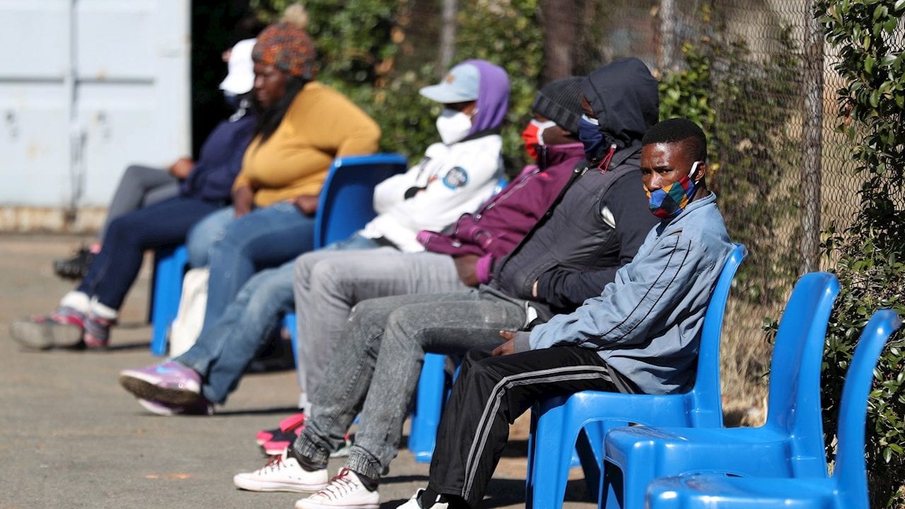 Lo que se sabe de la nueva variante de coronavirus hallada en Sudáfrica