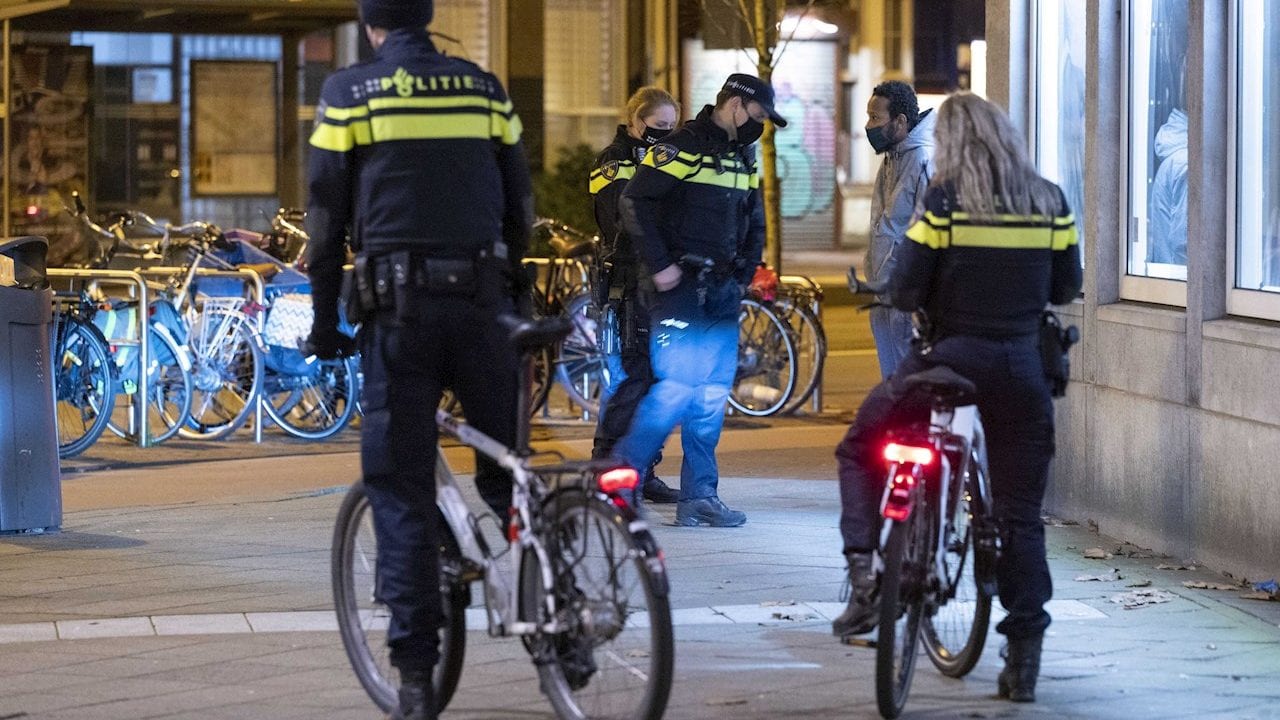 Arrestan a 25 y dan más de 3,600 multas durante el toque de queda en Holanda