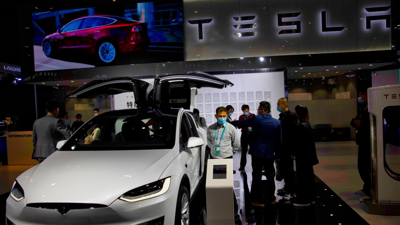 Acciones de Tesla se disponen a empezar 2021 en récord máximo